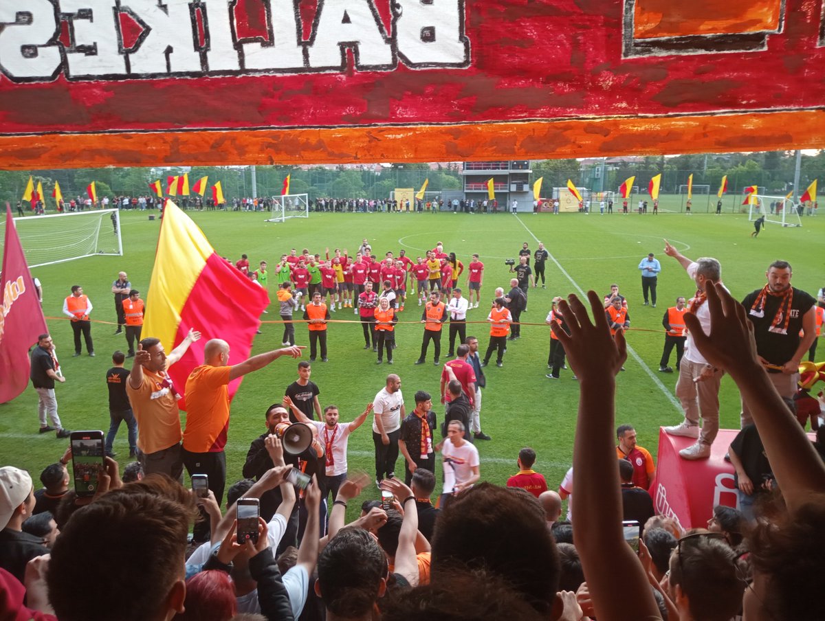 Omeryetikk's tweet photo. Söz verin söz verin 
Gelin bize söz verin
7'den 70'e camiaya söz verin
Samiyende Fener'e 7 tane geçirin
O zaman öl deyin ölmeyeni sikeyim https://t.co/OzYcrqzO3I