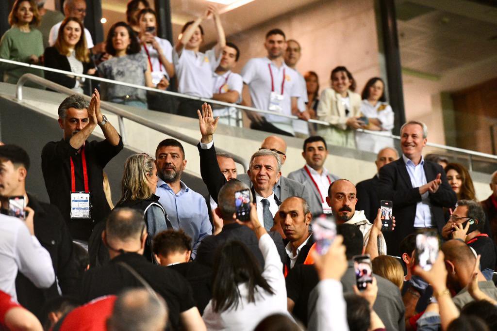 mansuryavas06's tweet photo. Kupa Ankara’ya geldi. ☺️🏆

Büyükşehirimizin gururu olduğunuz gibi Şampiyonlar Ligi’nde de ülkemizi layıkıyla temsil edecek, göğsümüzü kabartacaksınız. 

 @abbfomget https://t.co/41ub3SjN5U