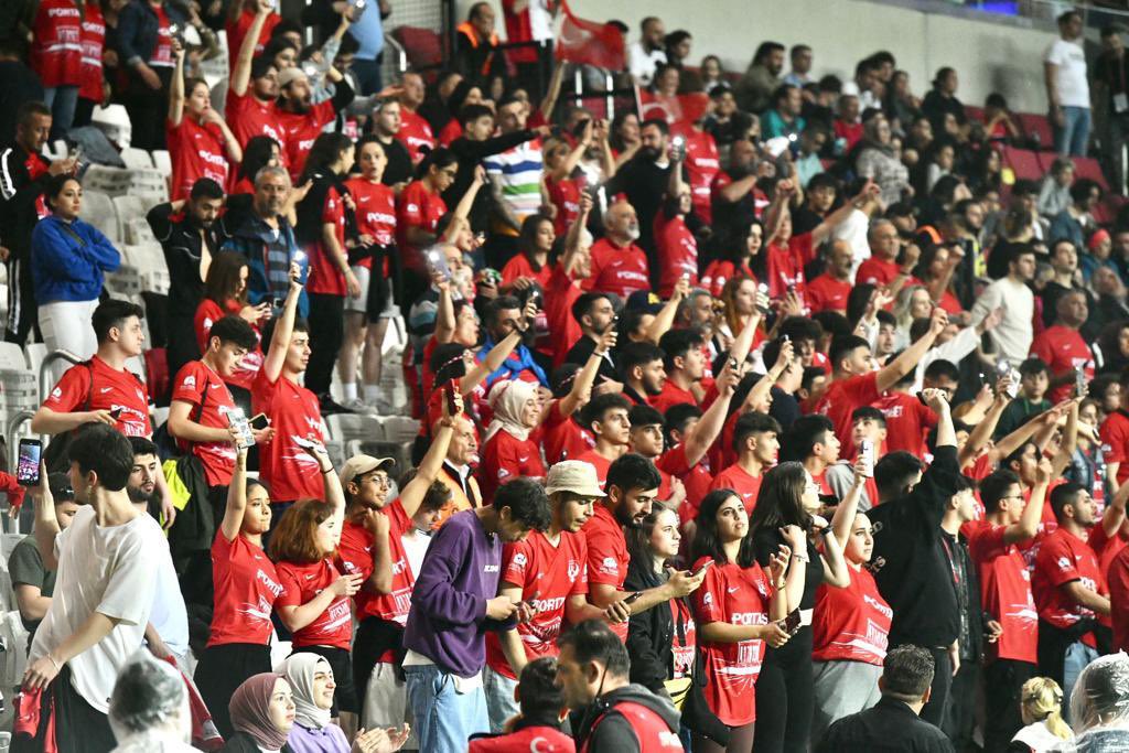 mansuryavas06's tweet photo. Kupa Ankara’ya geldi. ☺️🏆

Büyükşehirimizin gururu olduğunuz gibi Şampiyonlar Ligi’nde de ülkemizi layıkıyla temsil edecek, göğsümüzü kabartacaksınız. 

 @abbfomget https://t.co/41ub3SjN5U