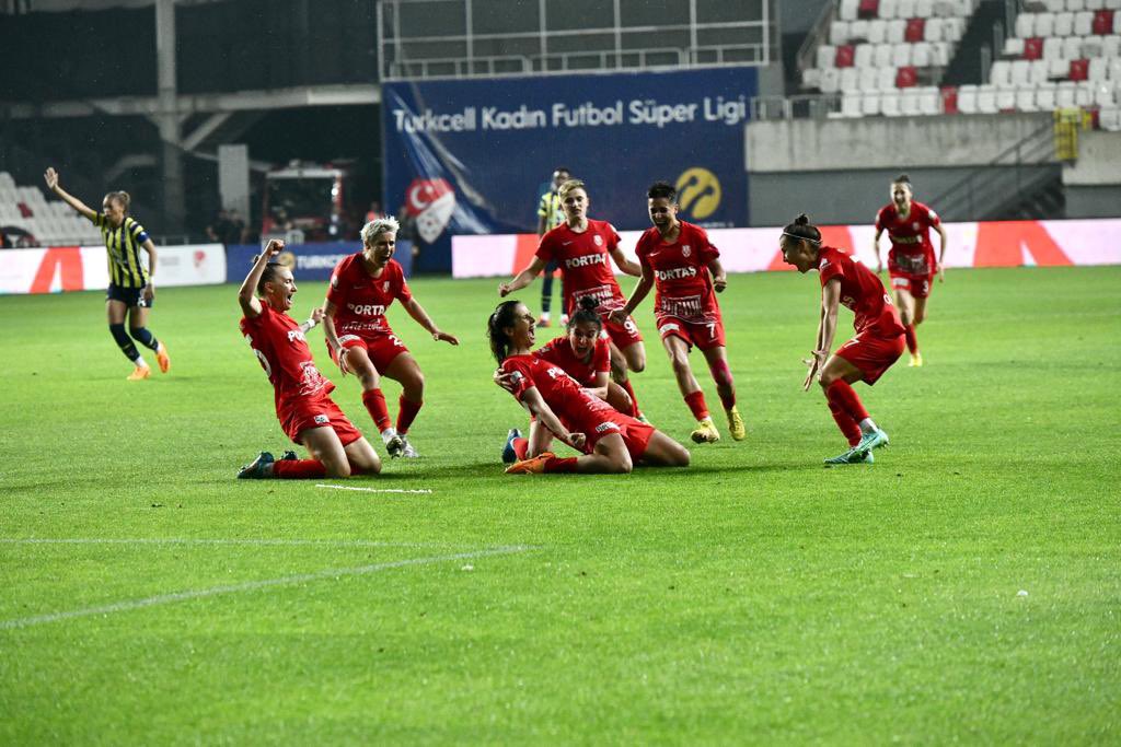 mansuryavas06's tweet photo. Kupa Ankara’ya geldi. ☺️🏆

Büyükşehirimizin gururu olduğunuz gibi Şampiyonlar Ligi’nde de ülkemizi layıkıyla temsil edecek, göğsümüzü kabartacaksınız. 

 @abbfomget https://t.co/41ub3SjN5U
