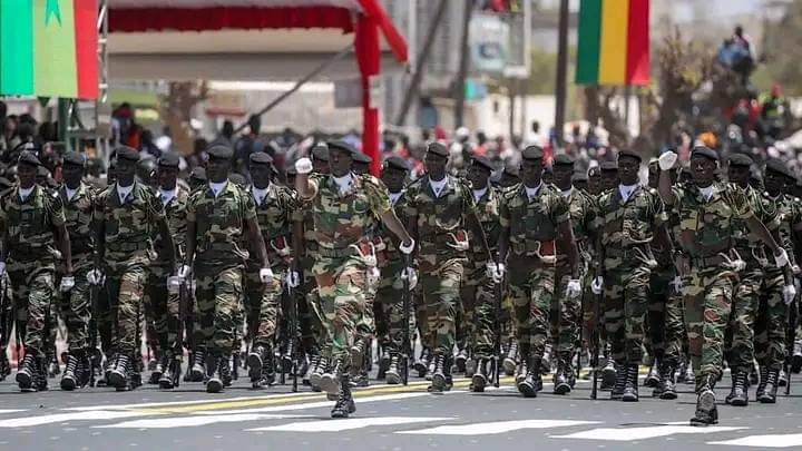 BakhdadO's tweet photo. 🛑 MESSAGE IMPORTANT 

Chers résistants, 

Une chose importante à savoir: l'Armée ne tirera jamais sur les populations désarmées. Lorsque vous les croisez dans les rues applaudissez-les et demandez-leur de protéger le peuple. Vive le Sénégal 
#résistance https://t.co/b2KOBjFJUE