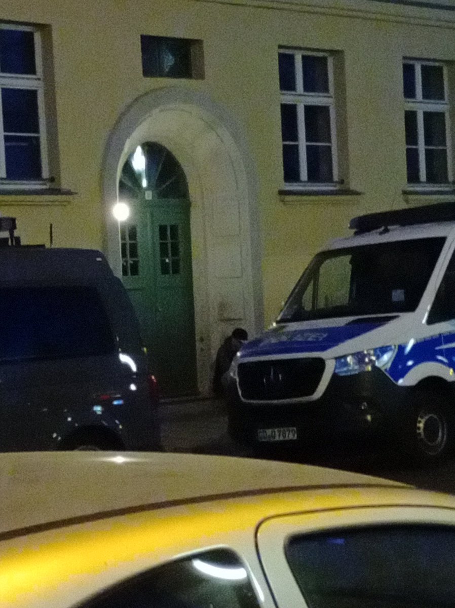 Borstentier2's tweet photo. "Weichreite" immernoch am #connewitzerkreuz neben der Sparkasse.
#le0206  #freethemall #connewitz  #Leipzig https://t.co/lfrwmKMF5T