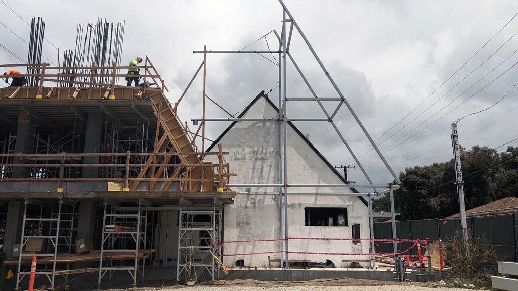 Steel is going ⬆️ at The Glorya Kaufman Creative Community Center at The Wende Museum!
. 
#progressreport #constructionprogress #newconstruction #builder #newbuild #wendemuseum #auxarchitecture