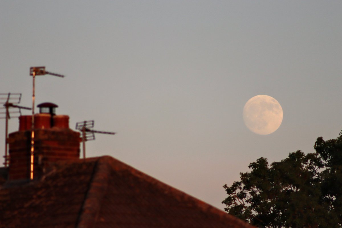 sjb_astro's tweet photo. The rising #Moon this evening 😀 #MoonHour https://t.co/7Tvb8tudpG