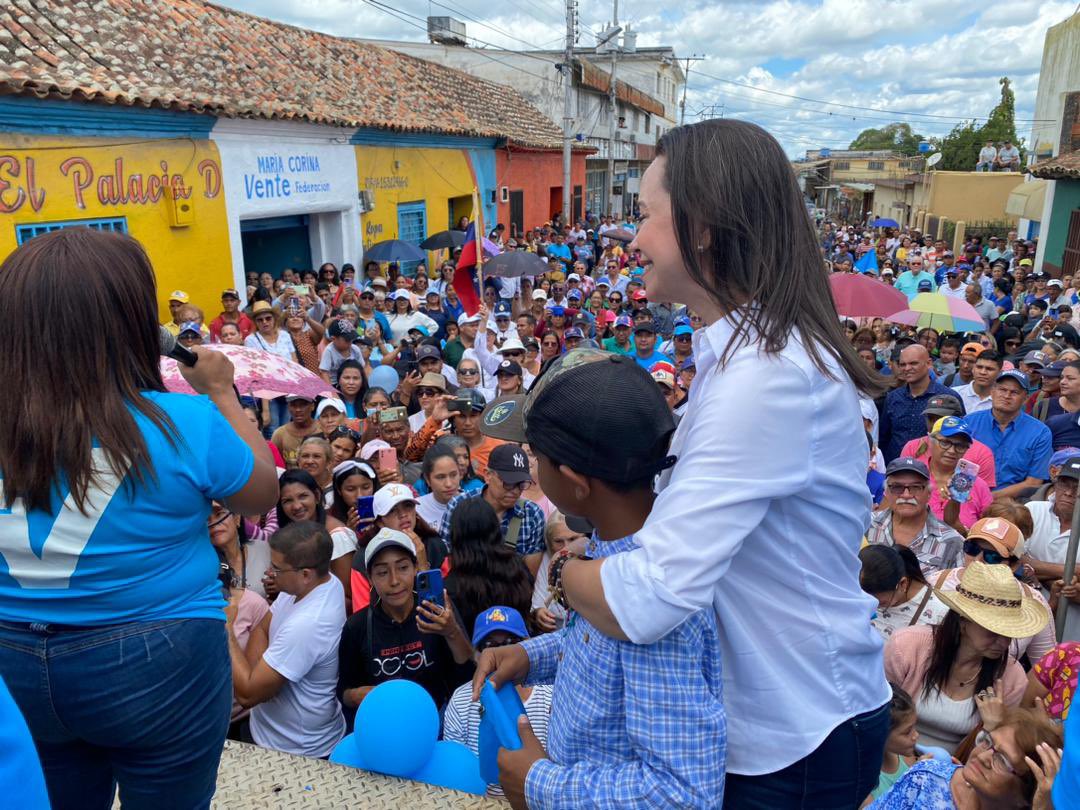 “El 2024 es la oportunidad de liberar a Venezuela y hacer justicia; de reencontrar a nuestras familias”. 

#EnFotos, <a href="/MariaCorinaYA/">María Corina Machado</a> en Churuguara. 

#FalcónConMaríaCorina
