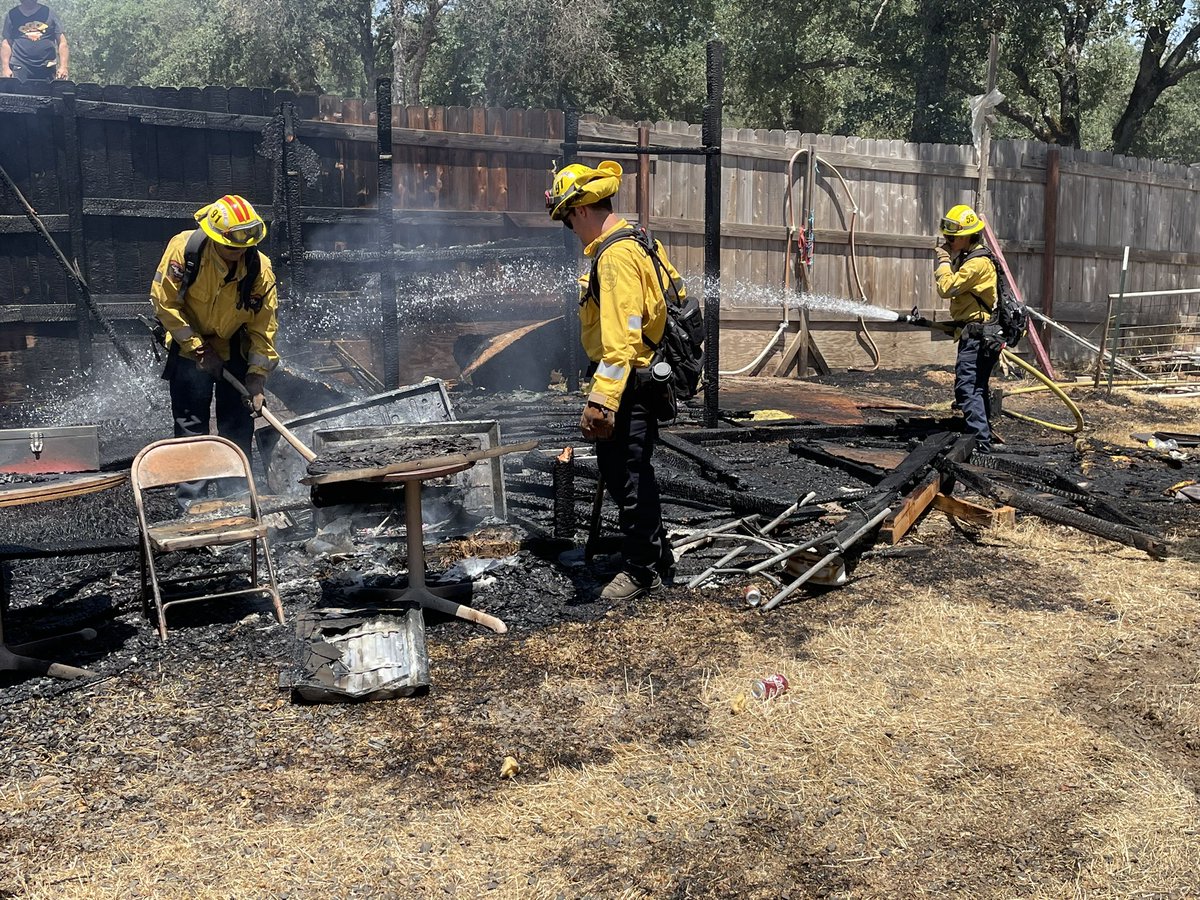 CALFIRE_ButteCo's tweet photo. Crews have contained a structure fire on Winding Creek Way in the area between Bangor and Wyandotte. A travel trailer and a shed burned to the ground. Spread to the vegetation but firefighters contained it to 1/10 acre. #WindingFire https://t.co/ZIZBiibgx4