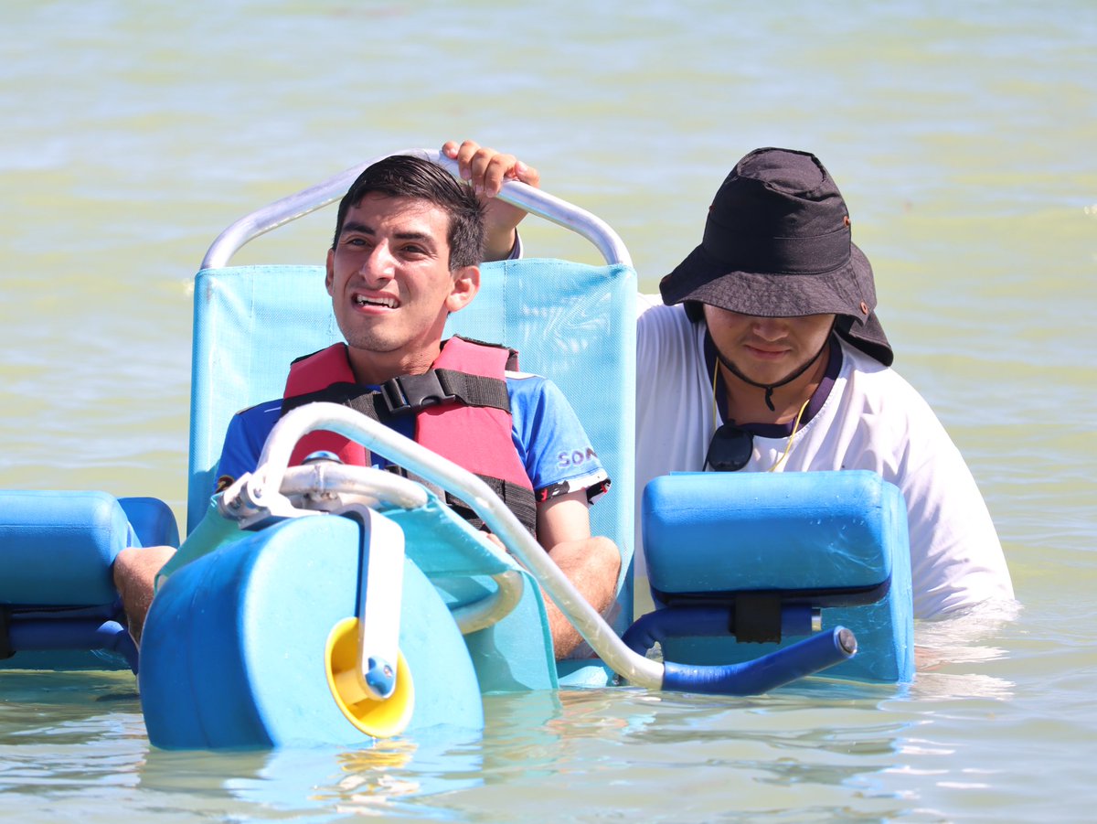 JULIANZACARIASC's tweet image. 💙🤝Hoy, junto a mi esposa Alma y el personal del DIF Progreso, entregamos 2 sillas anfibias para uso de la Playa Incluyente de manera gratuita, con el objetivo de beneficiar a todas las personas que requieran usar de ellas. 

#ProgresoParaTodos ♿️