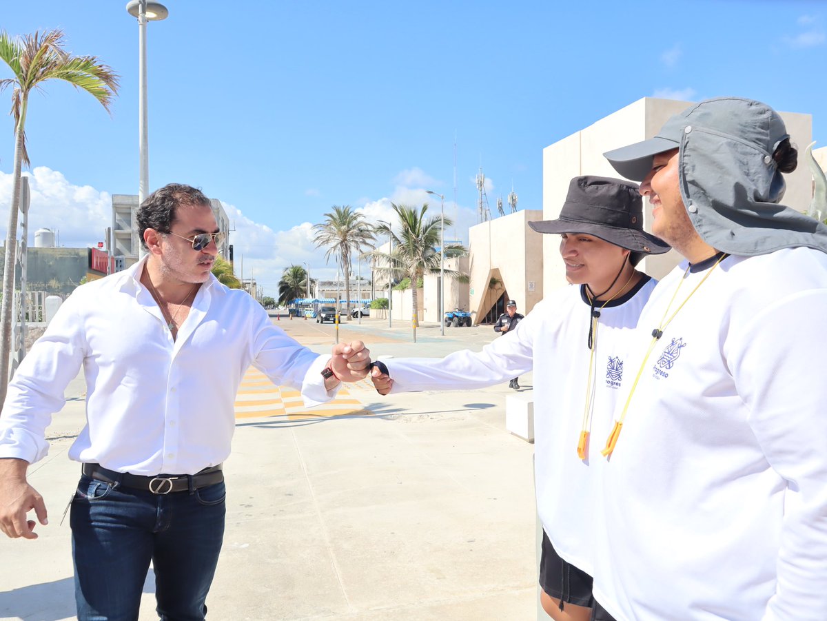 JULIANZACARIASC's tweet image. 💙🤝Hoy, junto a mi esposa Alma y el personal del DIF Progreso, entregamos 2 sillas anfibias para uso de la Playa Incluyente de manera gratuita, con el objetivo de beneficiar a todas las personas que requieran usar de ellas. 

#ProgresoParaTodos ♿️