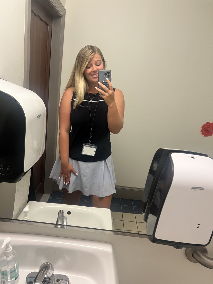 𝙲𝚘𝚞𝚛𝚝𝚗𝚎𝚢 𝙺𝚗𝚒𝚕𝚕 on Twitter " ️warning ️ wearing a v scandalous outfit today shoulders are out