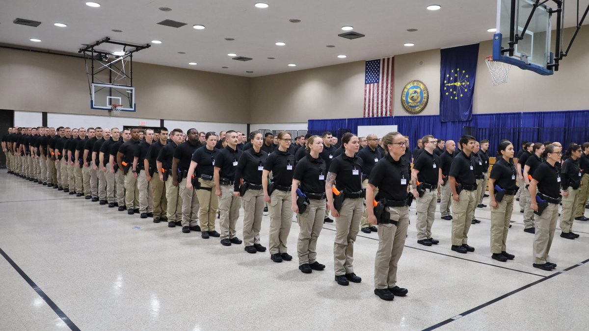 IndianaLawEnfo1's tweet photo. Today ends the 5th Week for the 230th Basic Session.
Some of their training this week included criminal law, domestic terrorism, hazardous materials, physical training, and more! 🚔 June 2, 2023
#ILEABasicClass230 #IndianaPolice #Lunch #disclipline #June2023 #policetraining https://t.co/sD59fKfHYy