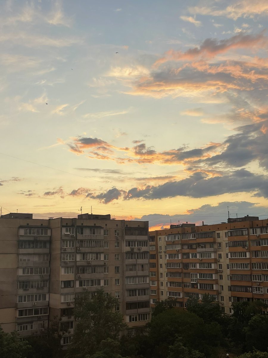 Hombalevska's tweet photo. Милуюся заходом сонця у Києві під час повітряної тривоги. Абсурдність нашої реальності…

Тут відчуття інакші. Усе сприймається геть інакше https://t.co/9Sbzz7wBS2