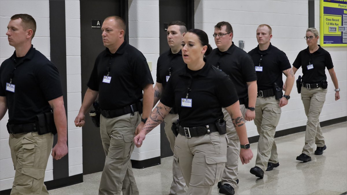 IndianaLawEnfo1's tweet photo. Today ends the 5th Week for the 230th Basic Session.
Some of their training this week included criminal law, domestic terrorism, hazardous materials, physical training, and more! 🚔 June 2, 2023
#ILEABasicClass230 #IndianaPolice #Lunch #disclipline #June2023 #policetraining https://t.co/sD59fKfHYy