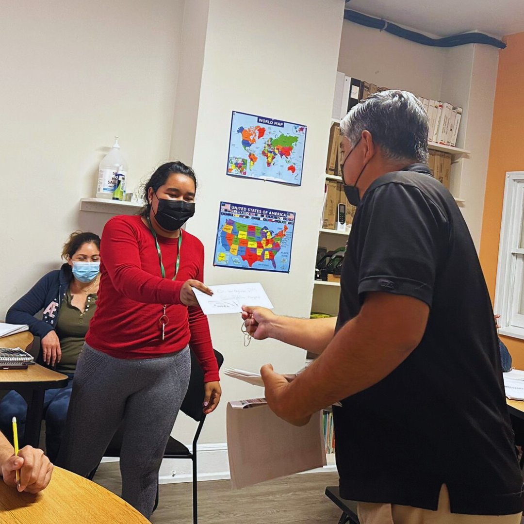 FamilyPlaceDC's tweet image. Celebrating our low beginner English students who won the assistance raffle! We hope you keep enjoying your journeys towards English fluency! 🎉🌟💙📚
#OutstandingStudents #LearningEnglish #ESLclasses #TheFamilyPlaceDc