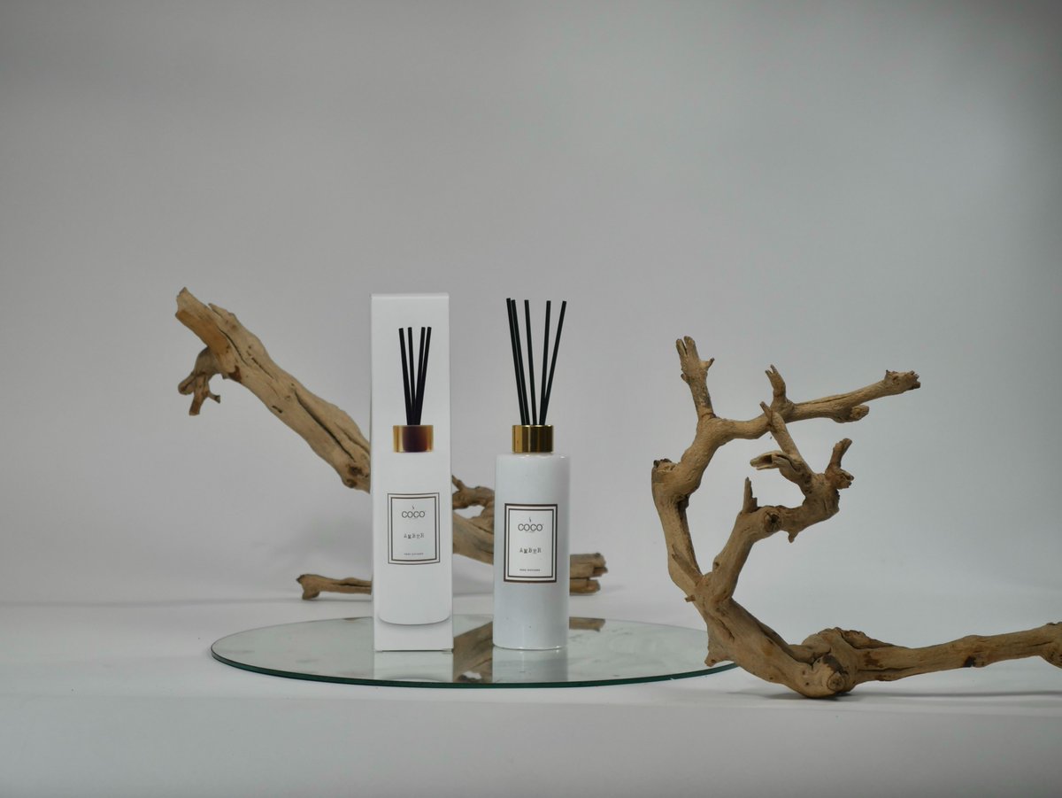 StoneCandles's tweet image. The body of the fragrance is an amber sandalwood complex enhanced by a light floral orchid accord. The dry down of amber musk supports the fragrance mango blossoms and strawberries into a base of vanilla and musky notes.

#stonecandles #reeddiffuser #diffuser