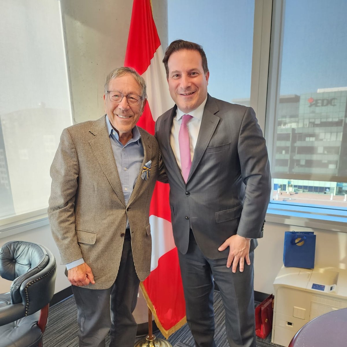 TheRWCHR's tweet photo. Notre équipe a été à #Ottawa pour #plaider au nom de notre collaborateur émérite, le dissident russe détenu @vkaramurza. Notre objectif était de faire avancer sa #citoyenneté #canadienne honoraire.

On ne s'arrêtera pas tant qu'il ne sera pas #libre.

https://t.co/iqdZZHswR8 https://t.co/moX8GGF5CE