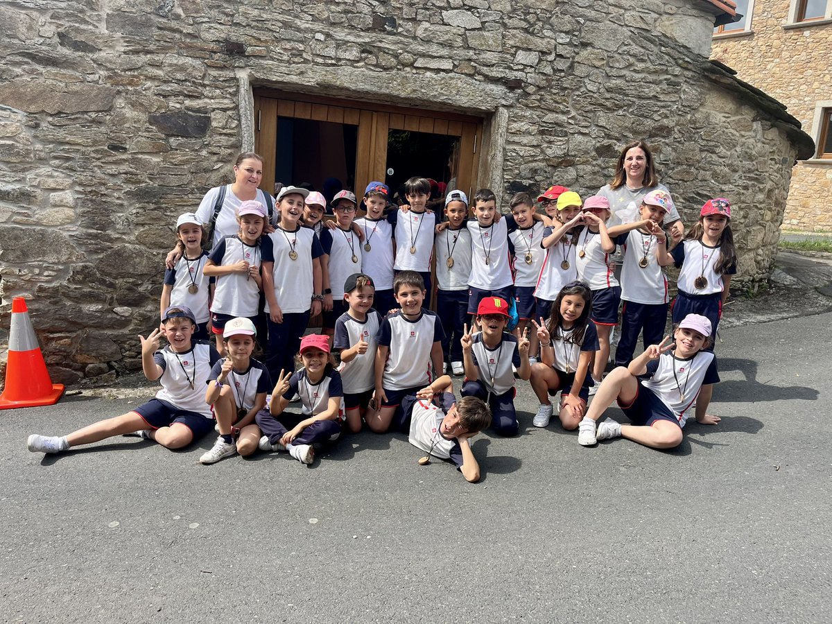 Salesianos_OU's tweet photo. Os nen@s de 2° gozamos dun marabilloso día coñecendo a "Casa do Queixo". 
Puidemos ver como se prepara o queixo fresco 🧀, como é o proceso da Lá 🐑 e as ferramentas que se empregan para dito traballo.
Aprendemos e gozamos moito DA e NA NATUREZA!!💚❤️ @SalesianosSSM https://t.co/H57zl35JOc