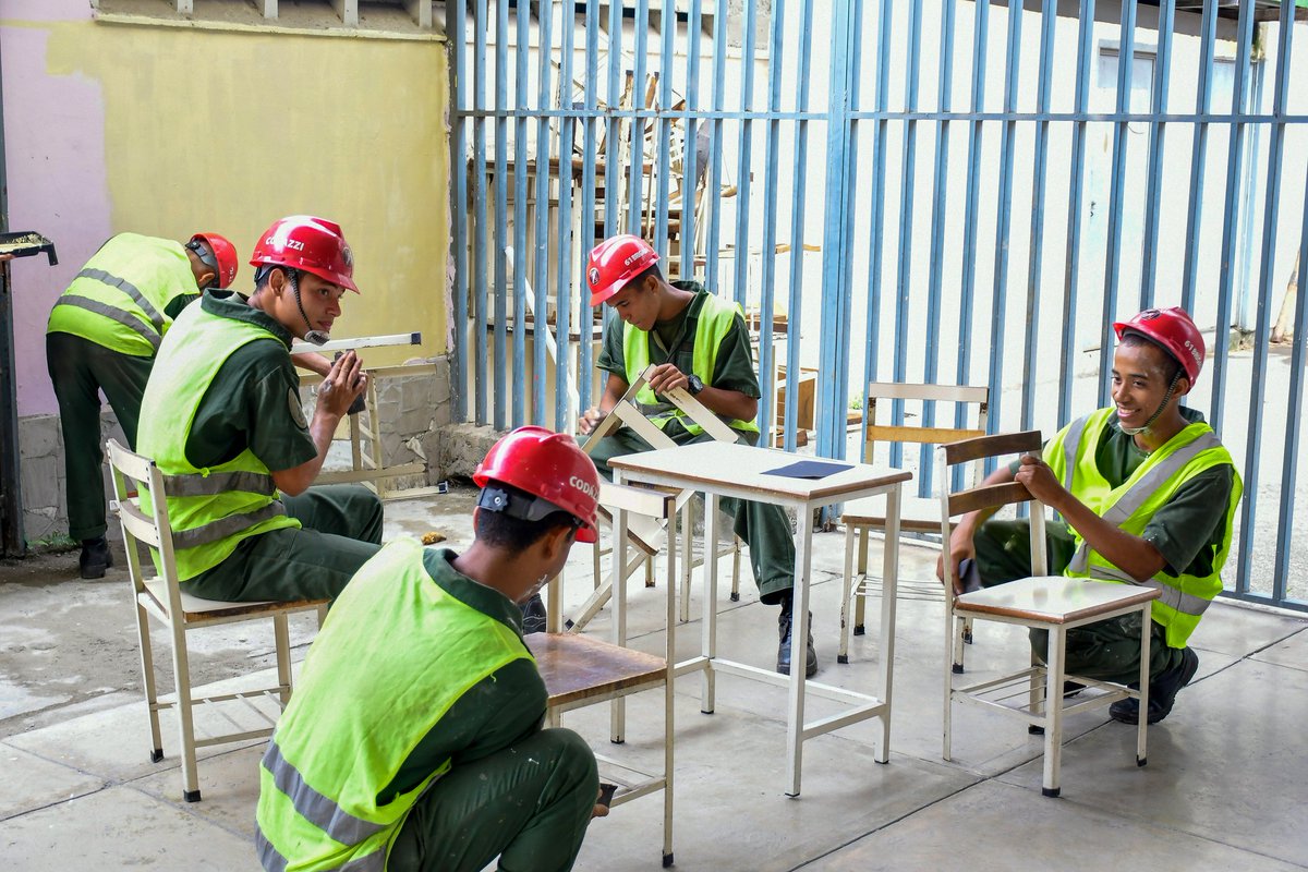 mineducacion_ve's tweet photo. ¡Bricomiles, esfuerzo y acción!

Desde la U.E.N. Zoé Xiques Silva, en San Juan, reafirmamos nuestro compromiso para seguir rehabilitando nuestras escuelas.

Esta es una política que se ejecuta en todo el territorio nacional.

#VenezuelaSinSanciones
#NicolasMaduro
@_LaAvanzadora https://t.co/A5OwN2p1Bn