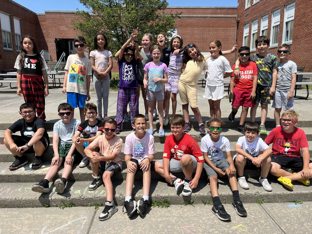 3MiuWSS's tweet photo. Perfect day for pajamas and ice cream to celebrate all the students and their hard work this year! 🍦🍨🎉@wsselementary https://t.co/DtB8APy1Lv