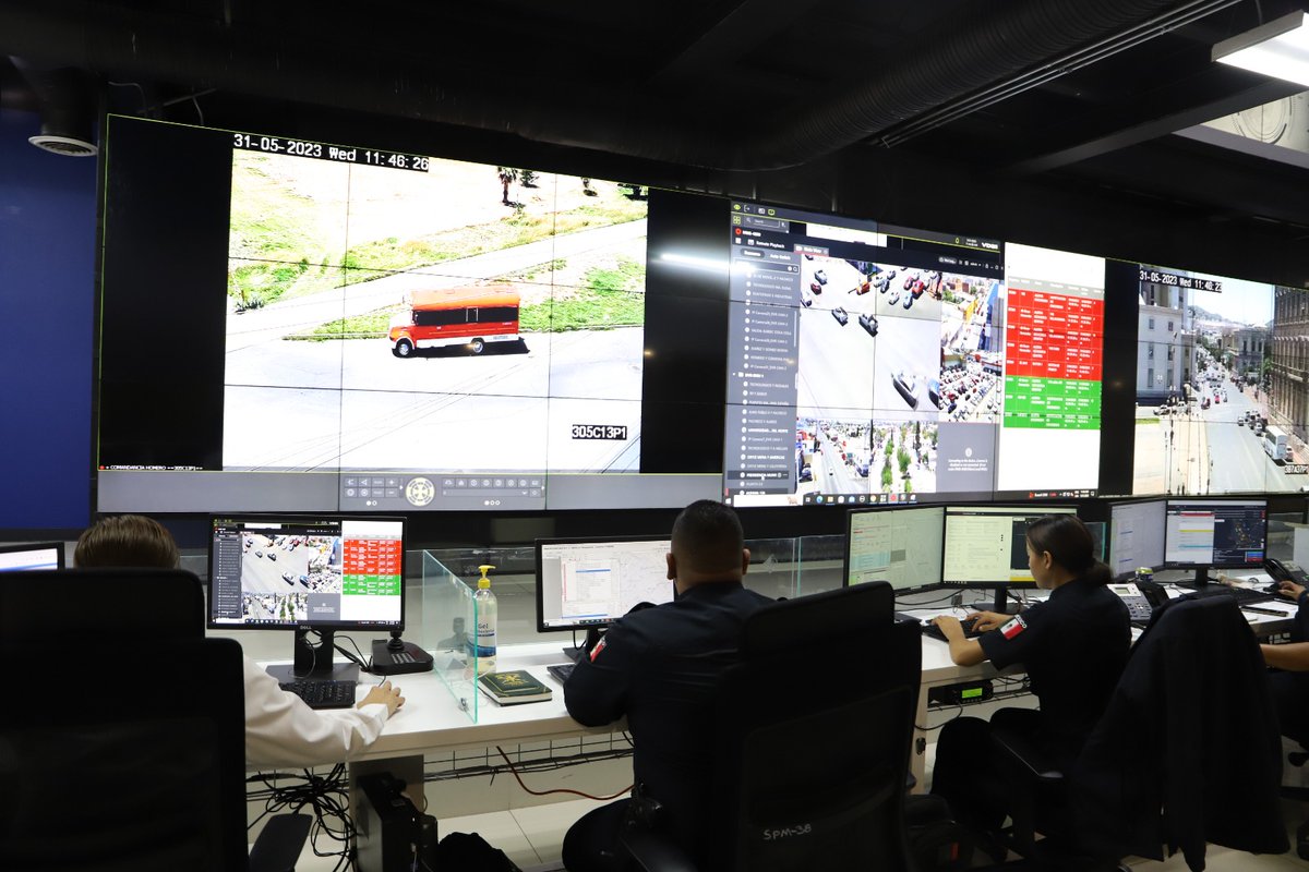 chihuahuampio's tweet photo. 💪🚨 ¡Tu seguridad es nuestra prioridad en cada trayecto! 💪  
Con el programa “Siempre Acompañadas” de la DSPM y en conjunto con los transportistas instalamos botones de pánico conectados a la #PECUU en los camiones urbanos de #ChihuahuaCapital. #TrabajoyResultados #MarcoBonilla https://t.co/UTYC9RaheS