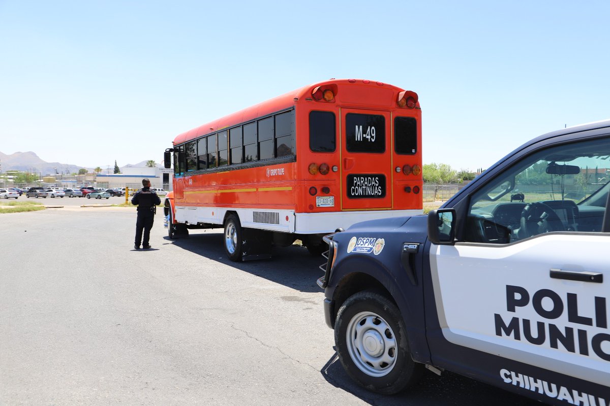 chihuahuampio's tweet photo. 💪🚨 ¡Tu seguridad es nuestra prioridad en cada trayecto! 💪  
Con el programa “Siempre Acompañadas” de la DSPM y en conjunto con los transportistas instalamos botones de pánico conectados a la #PECUU en los camiones urbanos de #ChihuahuaCapital. #TrabajoyResultados #MarcoBonilla https://t.co/UTYC9RaheS