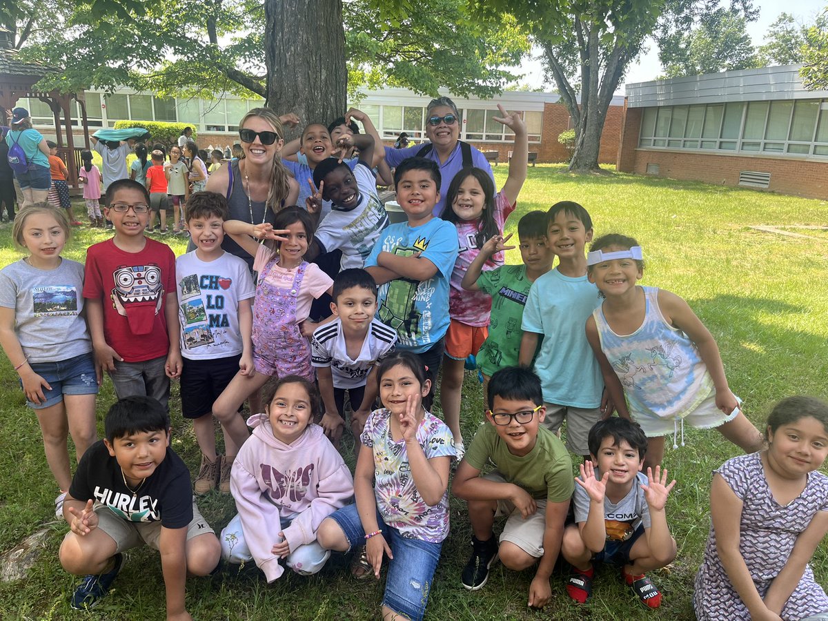 madswall1st's tweet photo. Field day fun with my besties!! 💜💙 https://t.co/fhiEUmyN8X
