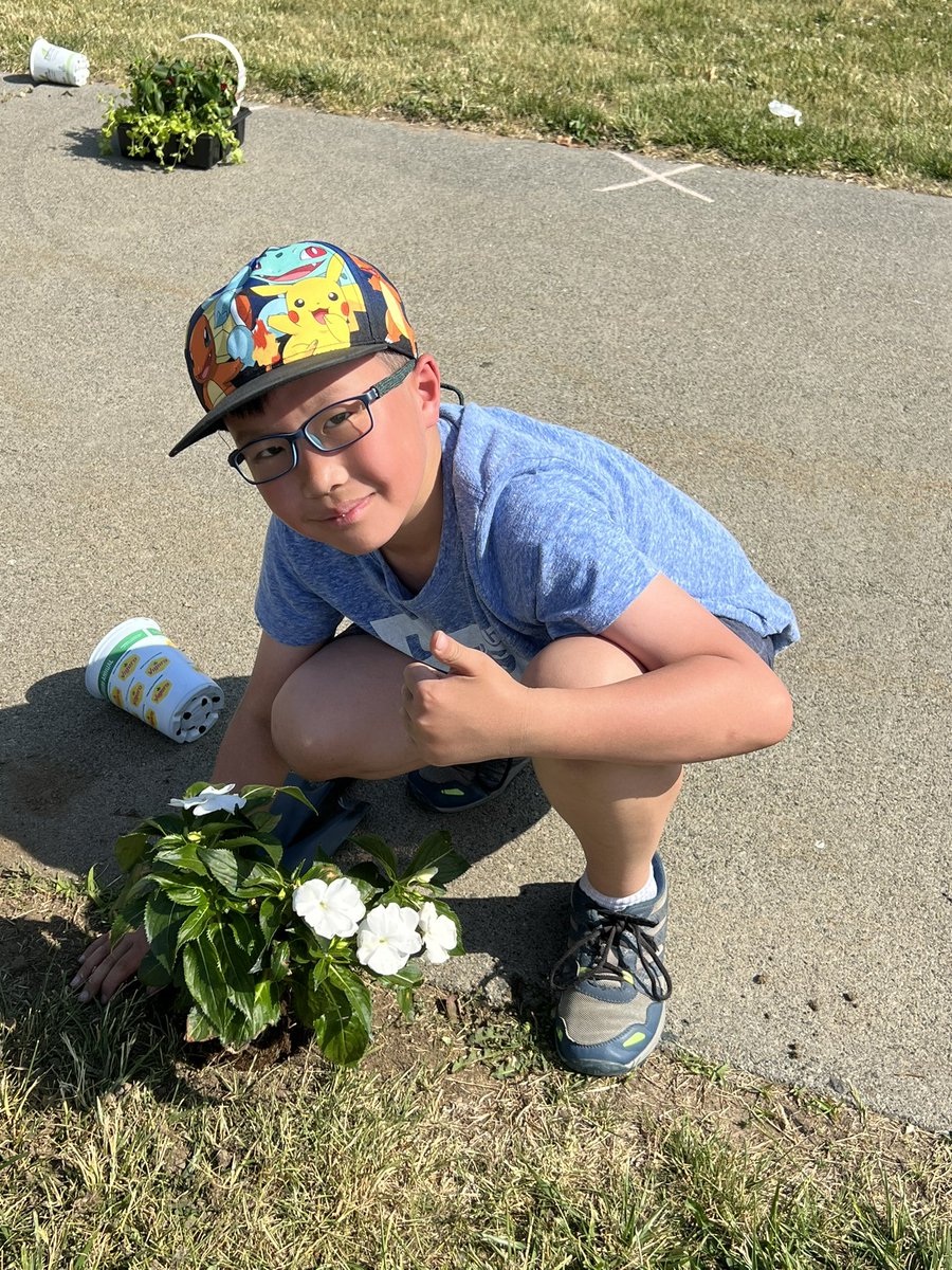 MsSelikoff's tweet photo. Fun time planting flowers in the community, many people driving by even stopped to thank our students!  Love this student idea! Thank you to HSA and RBEF for funding this! #communityservice #giveback @PrincipalTJ https://t.co/SwXZDzAShq