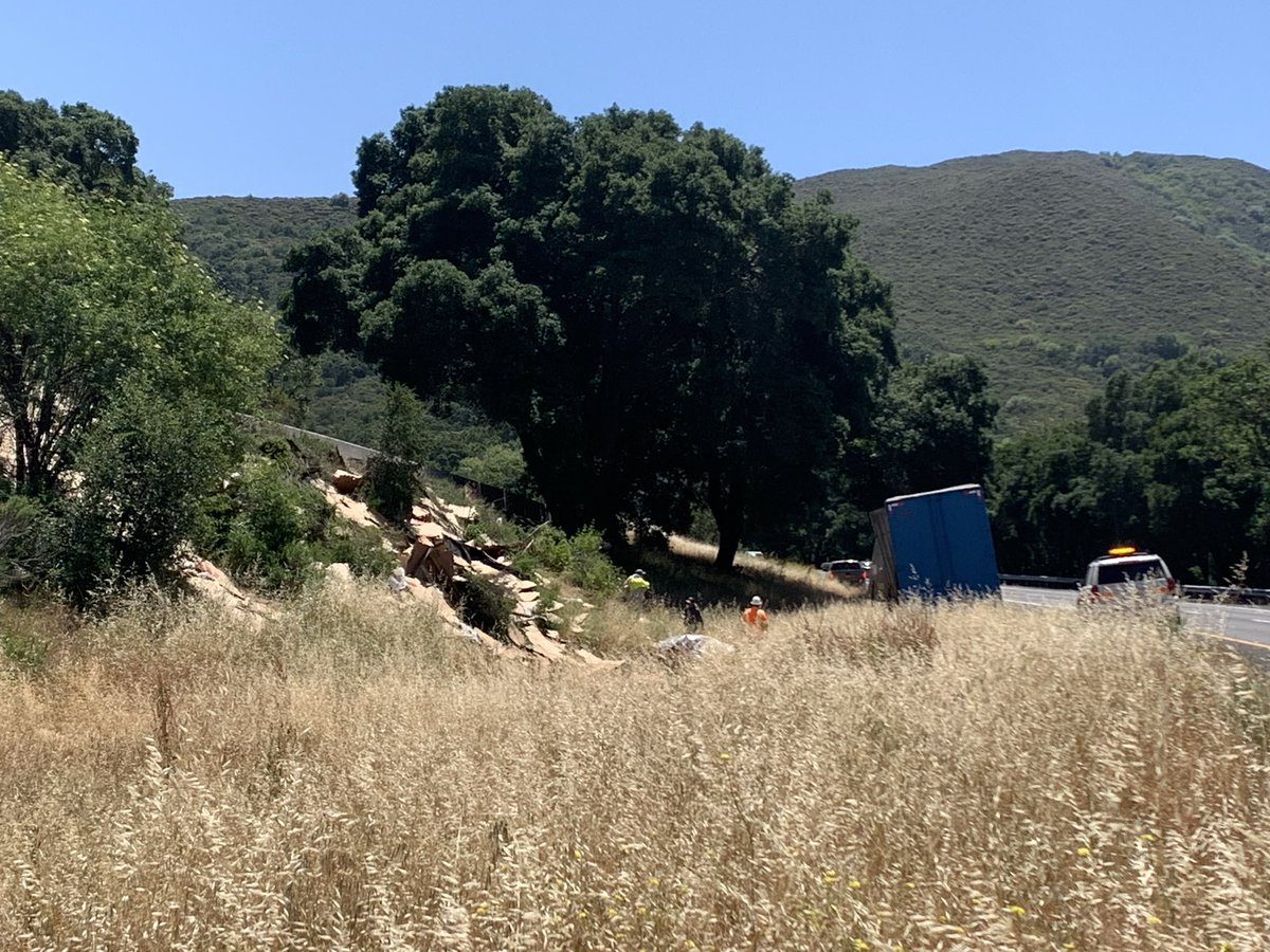 CaltransD5's tweet photo. RIGHT NOW: A shoulder closure is in place on southbound #Hwy101 near Tassajara Creek Road to allow for the cleanup of the remaining cardboard boxes in the median. Expect shoulder closure for the next couple of hours. #CuestaGrade https://t.co/As7BBdW9LO