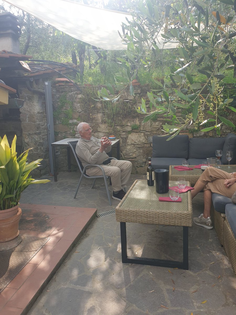 Fernando is telling stories about the history of the winery, Tuscany, literature, and much more...

...to a fascinated guest.🍷

Have you chatted with Fernando too?
#winetour 
#chianticlassico 
#wine