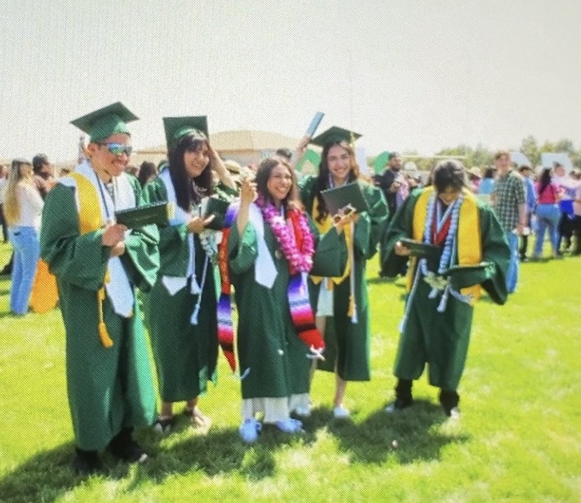 Destiny_Perez15's tweet photo. Just graduated https://t.co/XncarFhJKr