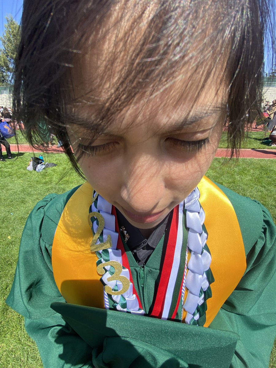 Destiny_Perez15's tweet photo. Just graduated https://t.co/XncarFhJKr