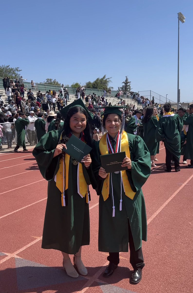 Destiny_Perez15's tweet photo. Just graduated https://t.co/XncarFhJKr