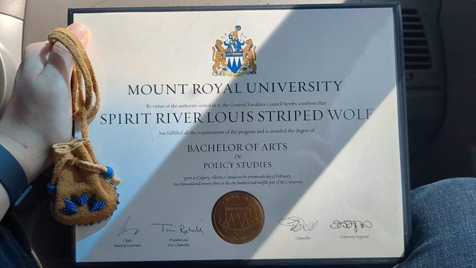 s_stripedwolf's tweet photo. I had convocation today! Thank you elder Roy Bear Chief for the pouch, I love that it's beaded with @mountroyal4u logo.

I'll be on global and CTV tonight 😊

Now someone please hire me lol https://t.co/nlwii77Doo
