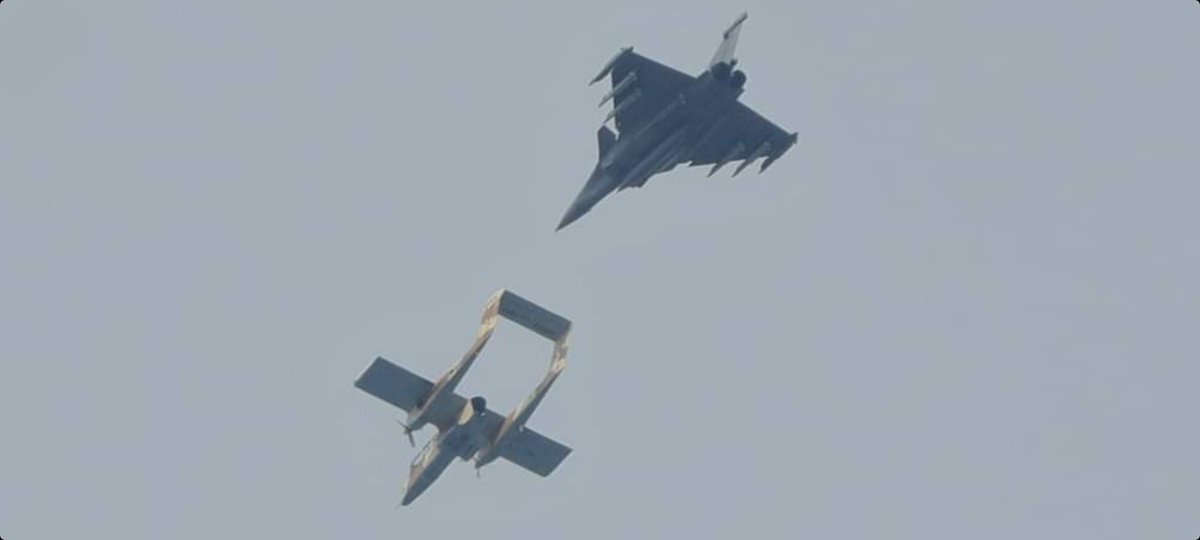 RafaleFan's tweet photo. Le #Rafale F4 dispose maintenant d'une configuration à 8 missiles air-air : 6 Mica et 2 Meteor.
30 ans après les premières photos (au sol) sur le B01 et 9 ans après la levée de risques.
https://t.co/wGKANnOP4C 
📸 Joris Roulph https://t.co/FIOnYYxbPK