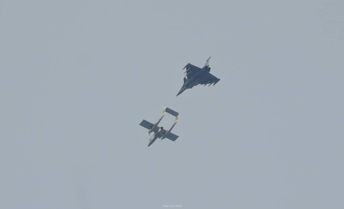 RafaleFan's tweet photo. Le #Rafale F4 dispose maintenant d'une configuration à 8 missiles air-air : 6 Mica et 2 Meteor.
30 ans après les premières photos (au sol) sur le B01 et 9 ans après la levée de risques.
https://t.co/wGKANnOP4C 
📸 Joris Roulph https://t.co/FIOnYYxbPK