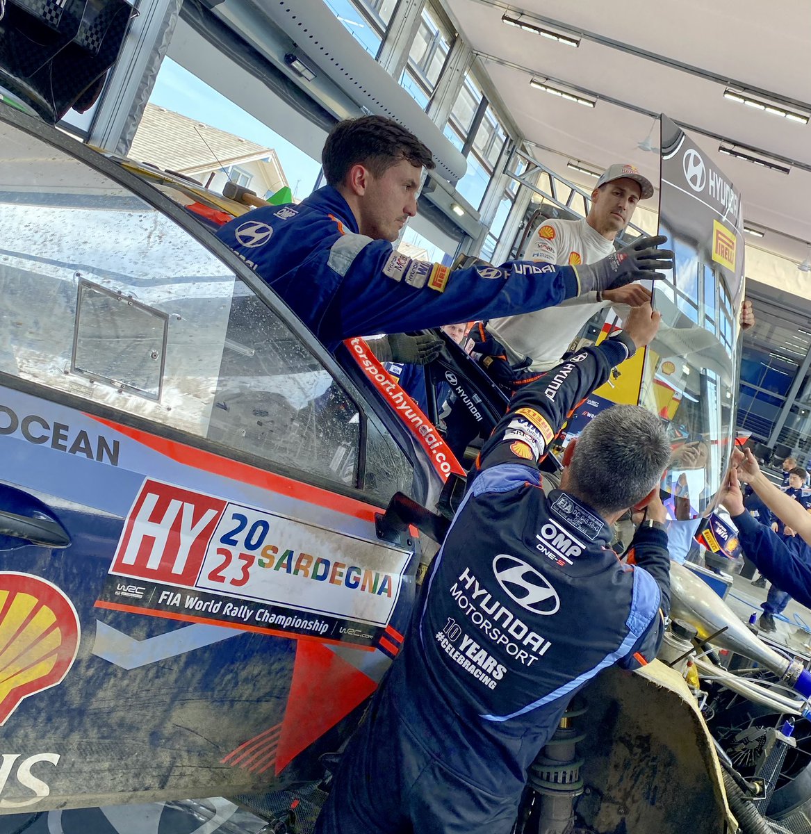 The_Rally_Guru's tweet photo. This is rallying summed up in a few photos. Crash your car and then help the team fix it, brilliant team work from Dani and Candido to help their Hyundai team rebuild their car. You bend it you mend it. https://t.co/srW5JYRvnI