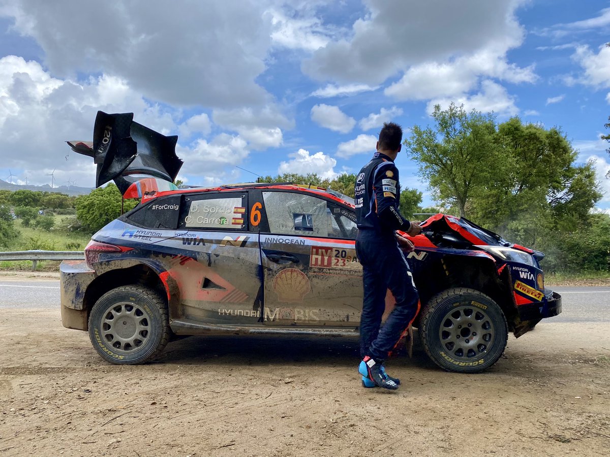 The_Rally_Guru's tweet photo. This is rallying summed up in a few photos. Crash your car and then help the team fix it, brilliant team work from Dani and Candido to help their Hyundai team rebuild their car. You bend it you mend it. https://t.co/srW5JYRvnI