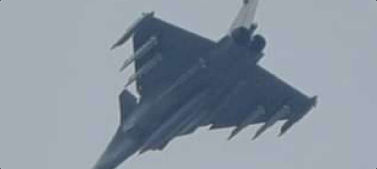 RafaleFan's tweet photo. Le #Rafale F4 dispose maintenant d'une configuration à 8 missiles air-air : 6 Mica et 2 Meteor.
30 ans après les premières photos (au sol) sur le B01 et 9 ans après la levée de risques.
https://t.co/wGKANnOP4C 
📸 Joris Roulph https://t.co/FIOnYYxbPK