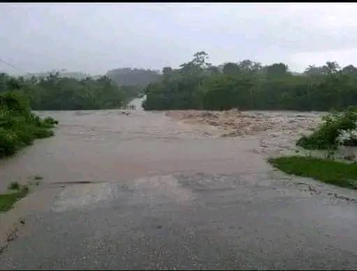 lazarito89sitvc's tweet photo. Intensas lluvias en municipios de #SantiagodeCuba dejan incomunicadas varias comunidades. Los reportes de mayor severidad de precipitaciones los recibimos desde #Guamá y #TecerFrente. @CanalCaribeCuba https://t.co/mIZEHFbpBW
