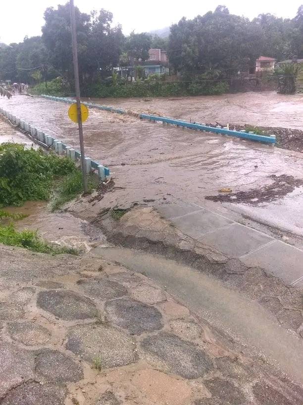 lazarito89sitvc's tweet photo. Intensas lluvias en municipios de #SantiagodeCuba dejan incomunicadas varias comunidades. Los reportes de mayor severidad de precipitaciones los recibimos desde #Guamá y #TecerFrente. @CanalCaribeCuba https://t.co/mIZEHFbpBW