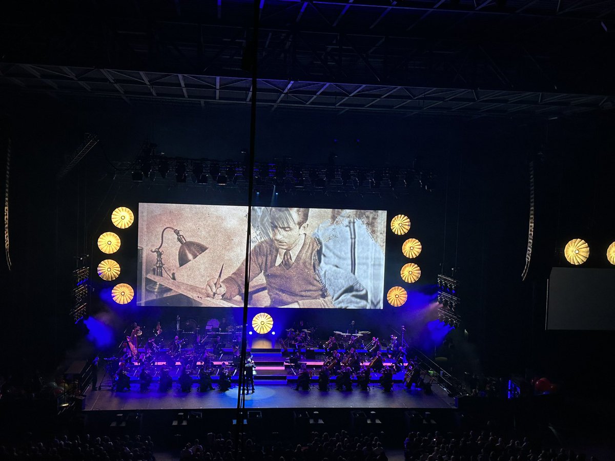 kirstxx's tweet photo. This was just what was needed last night, reignited the 🔥🔥#nevertoooldfordisney #disney100 #leedsfirstdirect #believe #faithlovepixiedust #couragetopursuedreams https://t.co/XDcU5pVg0I
