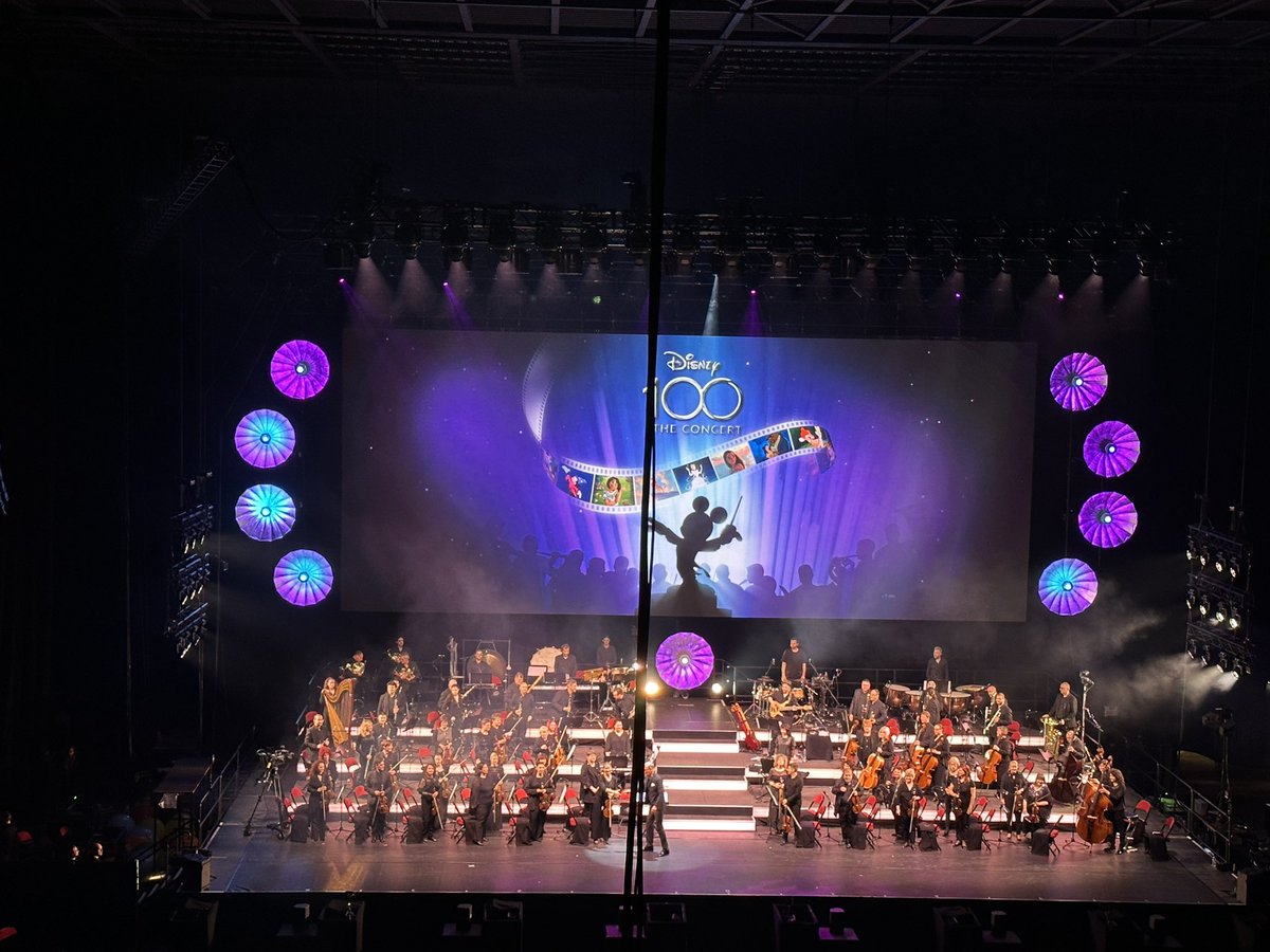 kirstxx's tweet photo. This was just what was needed last night, reignited the 🔥🔥#nevertoooldfordisney #disney100 #leedsfirstdirect #believe #faithlovepixiedust #couragetopursuedreams https://t.co/XDcU5pVg0I