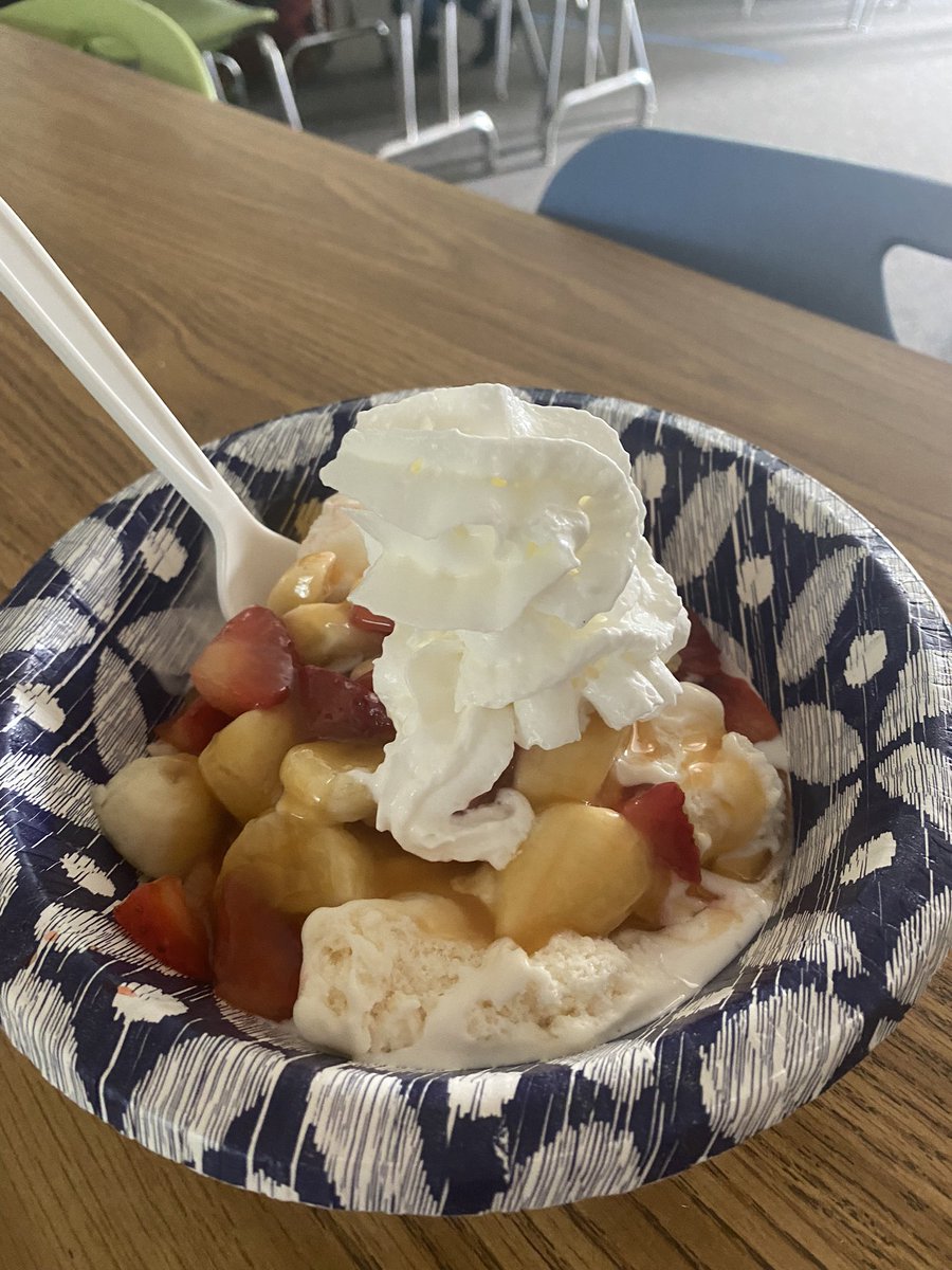 KelleeYoder's tweet photo. My first period Reading class read over 50 books this quarter (including passing quizzes, fluency tests and writing summaries) and earned an ice-cream party! Congratulations! Hard work pays off! @VIDASHARKS https://t.co/KL8bZ3TWz0