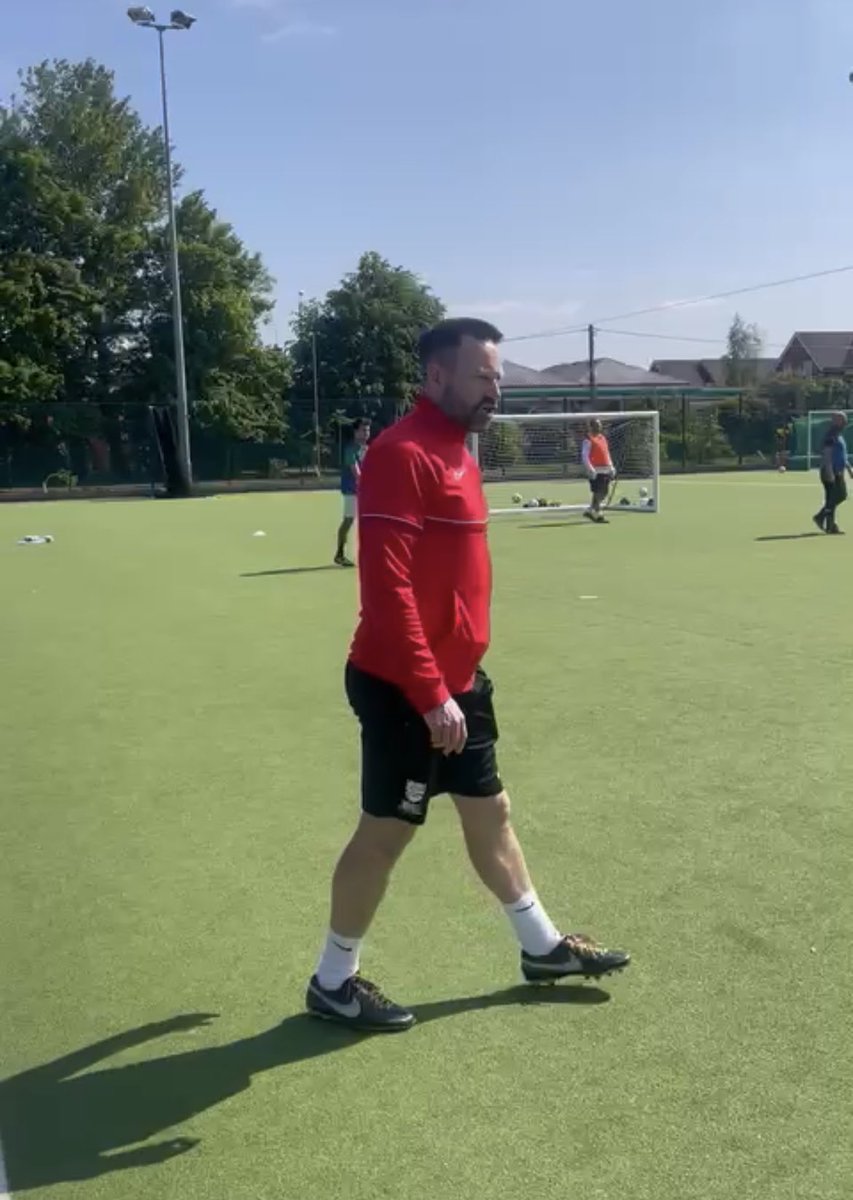 adamski110's tweet photo. Day 6️⃣ and the final day (😢) of the @EnglandLearning @BerksandBucksFA UEFA C at @RedgraveSC 

The coaches have been on 🔥🔥🔥!!!

🔝 stuff from @kevinE1908 &amp; @_JamieGreenwood out on the turf too 😎

#UEFAC #CoachDevelopment #Intercepting #Biscuit11 🍪 https://t.co/qIGwccSRsl