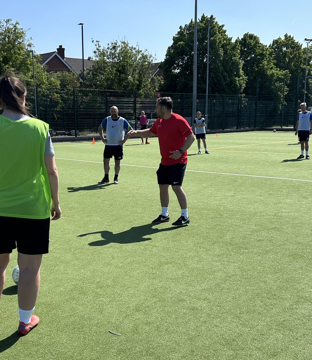 adamski110's tweet photo. Day 6️⃣ and the final day (😢) of the @EnglandLearning @BerksandBucksFA UEFA C at @RedgraveSC 

The coaches have been on 🔥🔥🔥!!!

🔝 stuff from @kevinE1908 &amp; @_JamieGreenwood out on the turf too 😎

#UEFAC #CoachDevelopment #Intercepting #Biscuit11 🍪 https://t.co/qIGwccSRsl