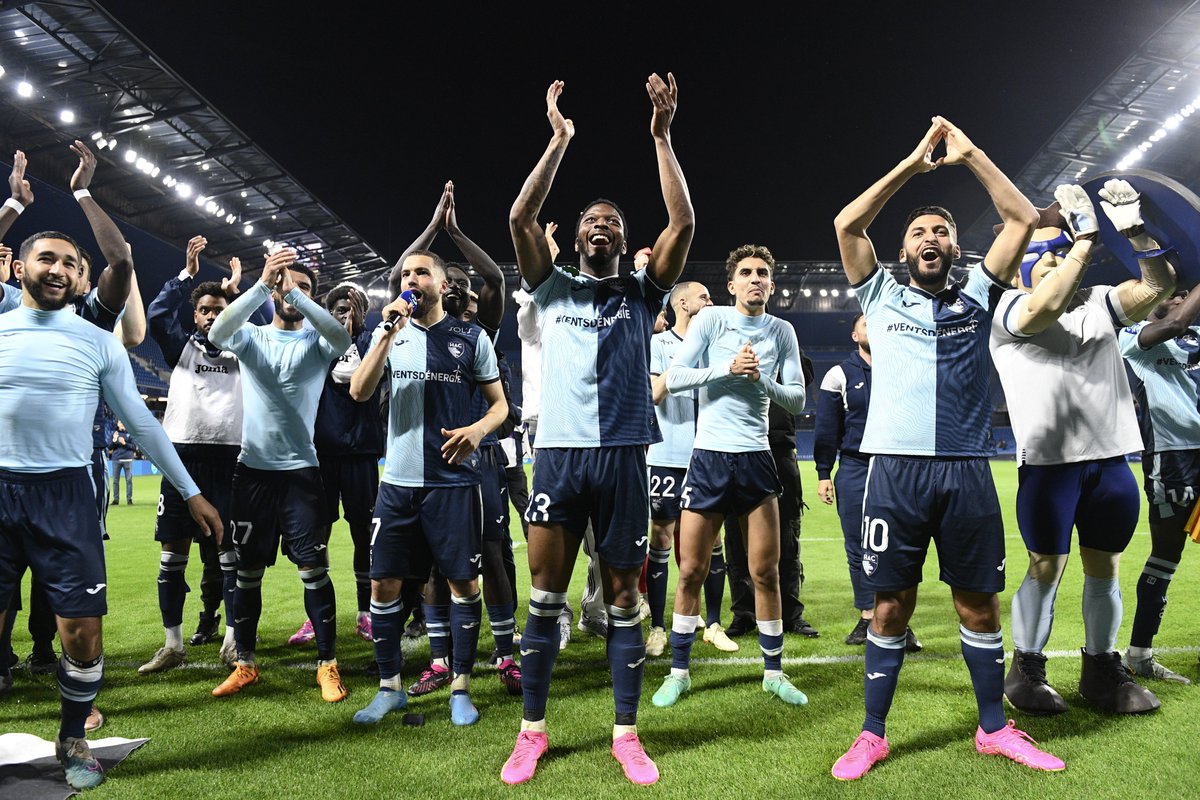 _BeFootball's tweet photo. LE HAVRE EST SACRÉ CHAMPION JOUERA EN LIGUE 1 LA SAISON PROCHAINE 😍💙🔙