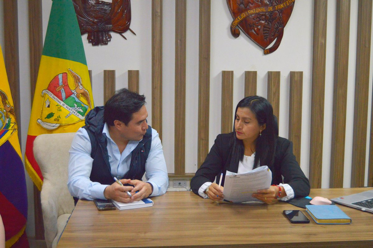 BDEcuadorBP's tweet photo. Seguimos trabajando por el desarrollo del “Valle de las Luciérnagas”.🤝

✅ El #GerenteSurBDE, @SARZOSA21, mantuvo reunión de trabajo con la alcaldesa de #Yantzaza para revisar proyectos de saneamiento que se pueden financiar en beneficio del cantón.

#TransformamosVidas https://t.co/7UdADGJKCo