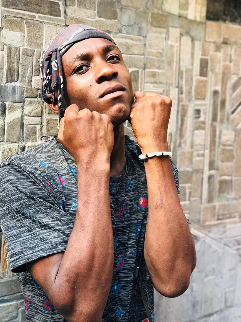 EnockSango83831's tweet photo. les petits sont il faut respecter les anciens dans la musique comme moi je n'ai pas le temps d'insultes mes anciens, si il y'a vais possibilité d'être élu président du rap de mon pays tous les Rappeurs qui insulte les anciens je les envoie au village https://t.co/i4G2Jwe4PV