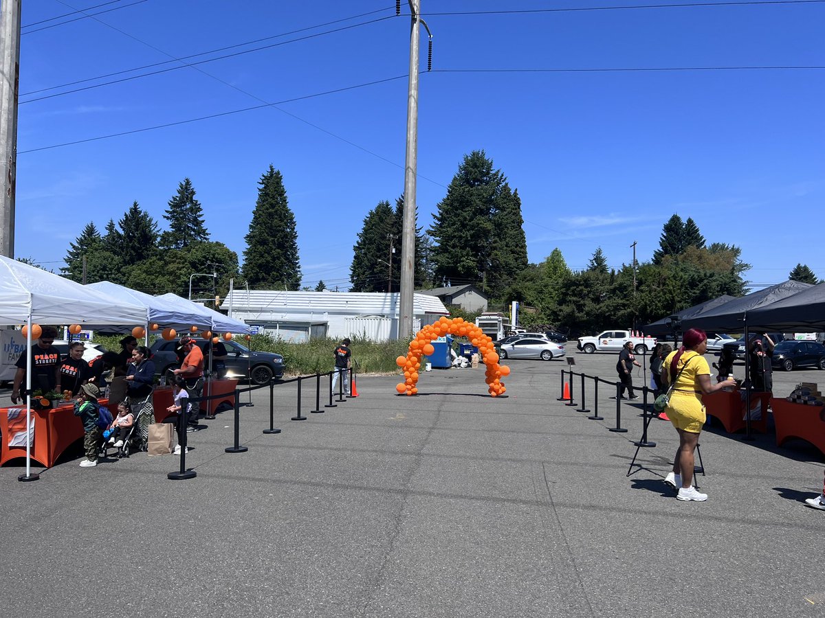 fn_marisol's tweet photo. Next location will be in kent! But if you missed us they will be back in #RainierBeach at the Safeway parking lot at 4pm! Wear orange! 🧡🧡🧡🧡 #SetTheRecordStraightRB #WearOrangeDay #GunViolenceAwarenessMonth https://t.co/aWfe2QRaQg