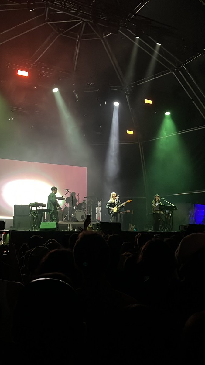 LucaCastellazzi's tweet photo. @alvvaysband ed il festival delle chitarre offsettate e riverberi inversi suonati con la levetta godo madonnaaaa #primaverasound2023 https://t.co/bPwjAN7KxJ