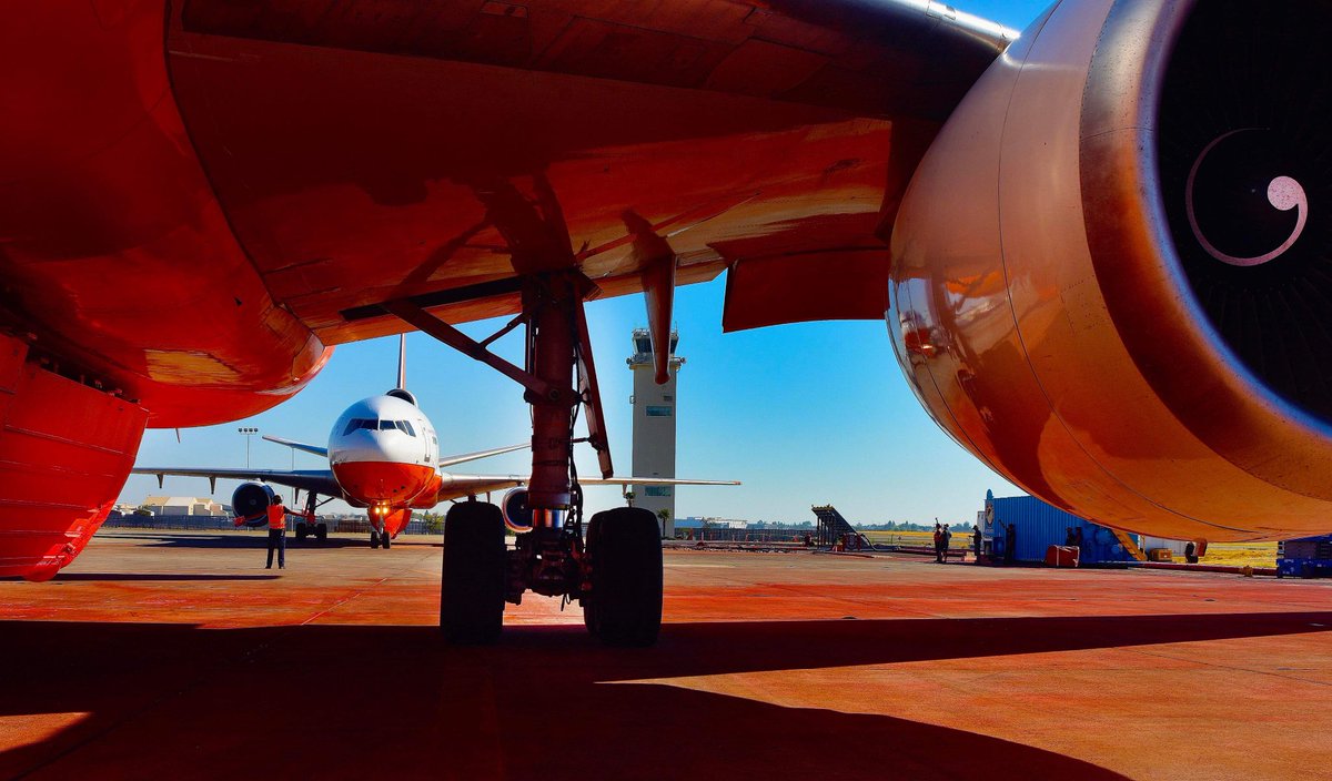 A good lookin’ throwback from last #wildfireseason at #mcclellan tanker base.

📸: @maraaviationphoto 

#10_tanker #Ten_Tanker  #readytoserve #dc10lovers #avgeek #aerialfirefighters #aviationphotography #planespotting #couple #planelovers